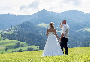 Hochzeit, Brautpaar in der Kirche - Shooting. Braut, Hochzeitsfotos vom Hochzeitsfotografen aus Langenthal. Fotografiert für Sie in Bern, Thun, Luzern, Solothurn, Aarau und Basel.